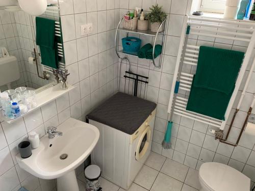 陶波尔曹Négy évszak Apartman- Tapolca的白色的浴室设有水槽和卫生间。