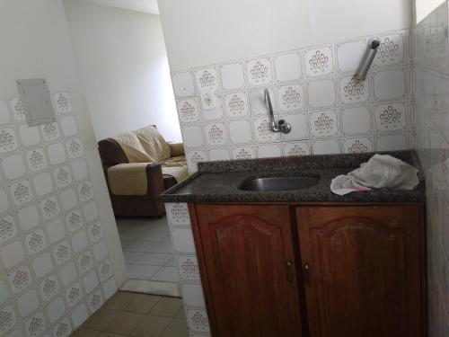 阿拉卡茹Mar Azul Condomínio的一个带水槽的厨房和一间客厅