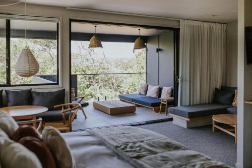 拜伦湾Ocean Suites Byron Bay的客厅配有沙发和桌子