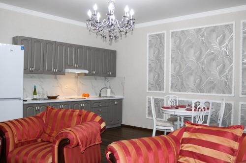 巴甫洛达尔Golden Park Hotel的带沙发和桌子的客厅以及厨房。
