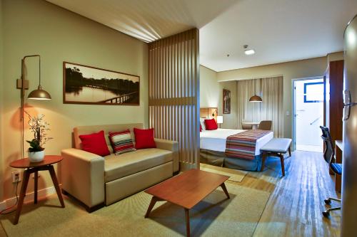 普雷图河畔圣若泽Comfort Suites São José do Rio Preto的酒店客房,配有床和沙发