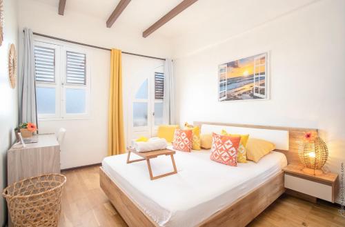 法兰西堡Foyal Suites的一间卧室配有一张带黄色枕头的大床