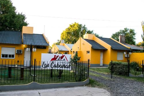 科罗拉多河Las Cabañas的 ⁇ 上标有标志的黄色房子