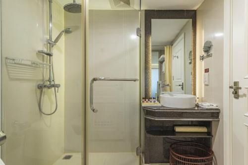 海口京衡酒店（原新奥斯罗克酒店）的一间浴室