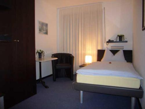 Kara玛丽安托瓦内特卡拉酒店的一间卧室配有一张床、一张桌子和一张桌子