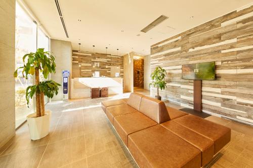 东京hotel MONday Haneda Airport的带沙发和电视的客厅