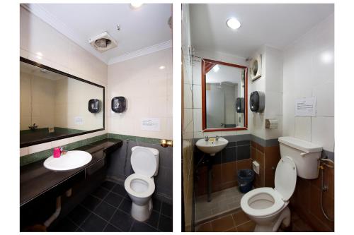 米里Cosy Inn的浴室设有2个卫生间、水槽和镜子