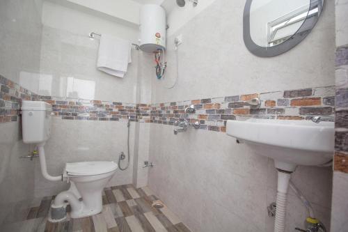 大吉岭Hotel Ava INN的一间带水槽、卫生间和镜子的浴室