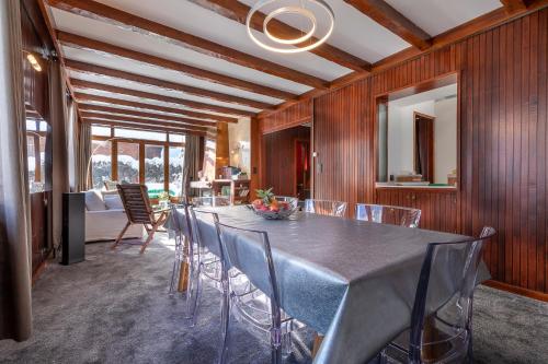 夏蒙尼-勃朗峰Chalet Clos 66的一间带长桌和椅子的用餐室