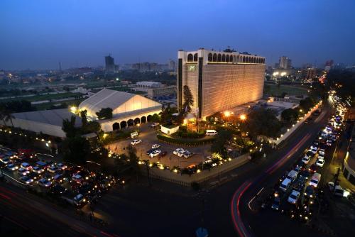卡拉奇卡拉奇明珠大陆酒店的停车场内停放汽车的大型建筑