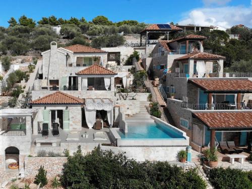 尼亚卢卡Villa Kamen Blue的享有带游泳池的房屋的空中景致