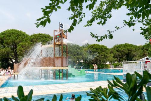 卡瓦利诺GoOutside Venezia的一个带喷泉的水上公园