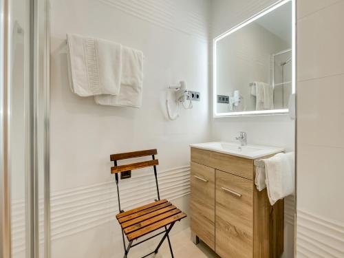 安普埃罗Hostal Restaurante La pinta的白色的浴室设有水槽和镜子