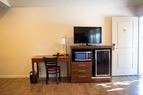圣克拉拉斯特灵汽车旅馆的客房设有书桌、微波炉和电视。