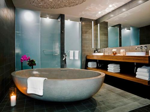 纽约瑟斯提莱斯酒店的一间带大浴缸和水槽的浴室