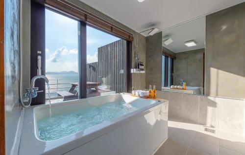南海郡南海郡鲸鱼之梦的一间带大窗户和浴缸的浴室