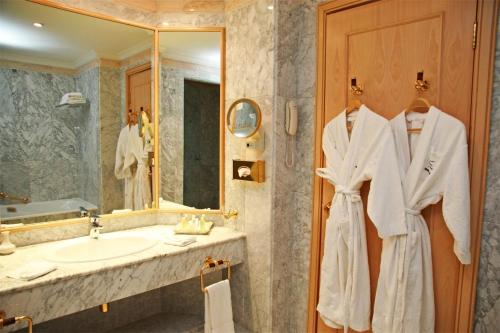 哈马马特哈斯德鲁巴尔海景温泉亚斯敏哈马马特酒店的一间带水槽和镜子的浴室