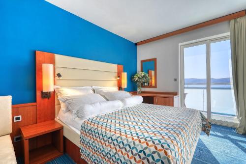 比奥格勒·纳·莫鲁科纳提酒店的一间卧室配有一张蓝色墙壁的床