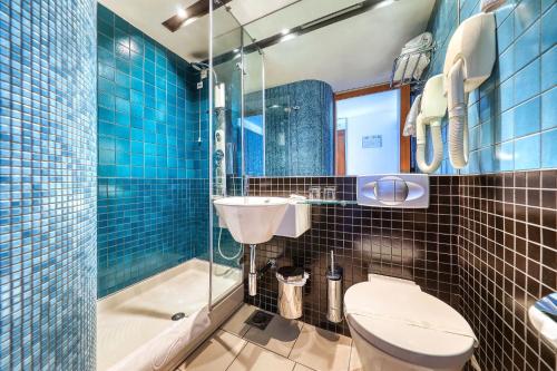 比奥格勒·纳·莫鲁科纳提酒店的浴室配有卫生间、盥洗盆和浴缸。
