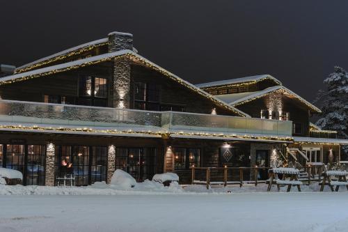 萨伦Hotell Viktors的一座大建筑物,在晚上下雪