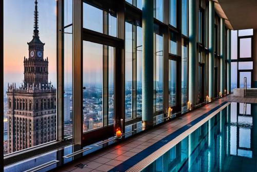 华沙华沙洲际酒店的从大楼的顶部可以欣赏到大本钟塔的景色