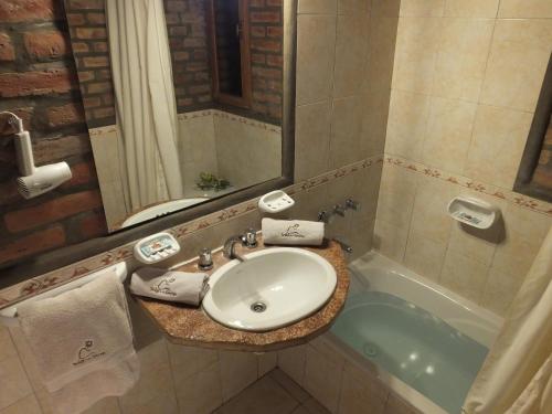本塔纳山村Solar de las Sierras的浴室配有盥洗盆和浴缸。