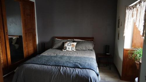 奥尔塔Casa Volta do Mar的卧室内的一张床铺,上面有枕头