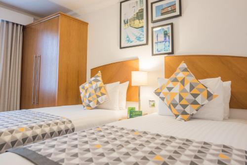 曼彻斯特假日曼切斯特西区酒店的一间酒店客房,房间内设有两张床