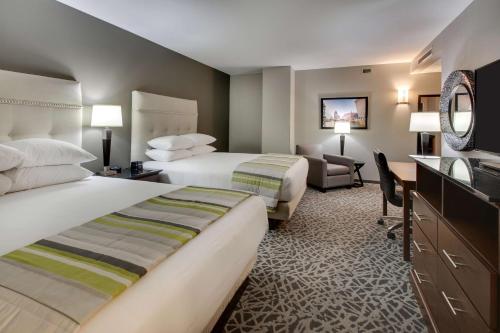 Drury Plaza Hotel Milwaukee Downtown客房内的一张或多张床位