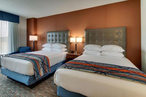 Drury Inn & Suites Knoxville West客房内的一张或多张床位