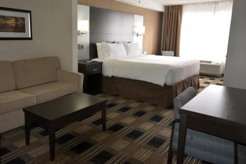 渥太华东奥尔良智选假日套房酒店客房内的一张或多张床位