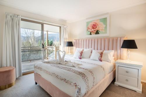 布赖特栗子树假日公寓的一间卧室设有一张大床和一个窗户。
