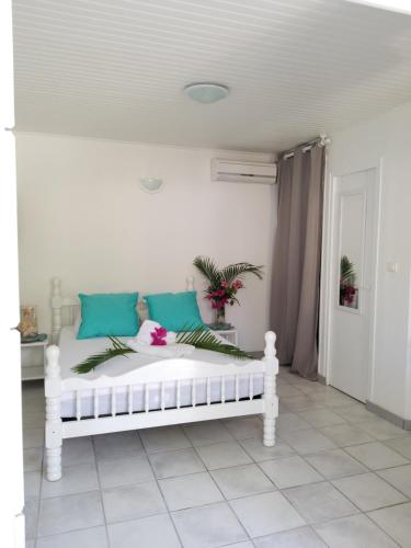 莱特鲁瓦西莱PARADIS TURQUOISE LOCATIONS的客房内的白色床和蓝色枕头
