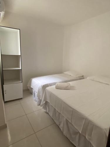 马拉戈日Mellim Residence的一间卧室配有两张床、一个梳妆台和镜子