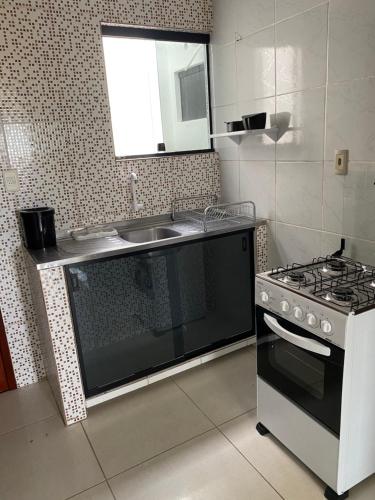 马拉戈日Mellim Residence的厨房配有炉灶和水槽