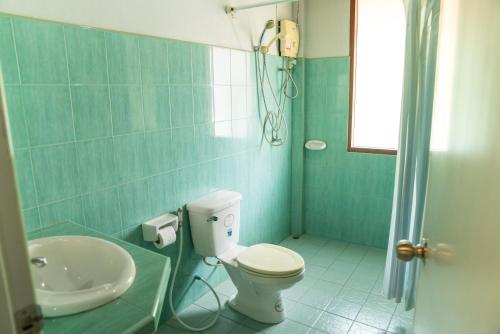 班泰帕岸岛旅馆的一间带卫生间和水槽的浴室