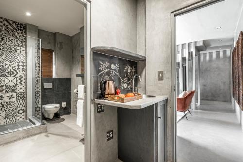 布鲁堡史特兰Belle Maroc的一间带水槽和卫生间的浴室