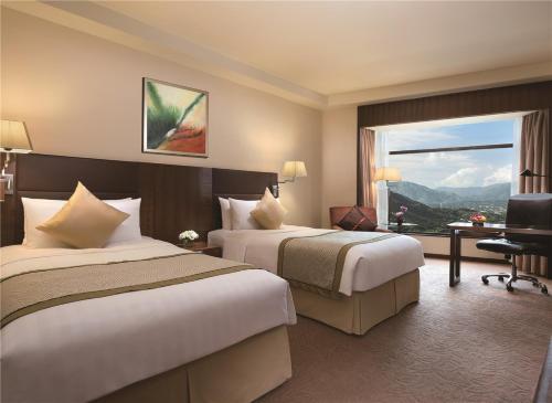 深圳深圳香格里拉, 近罗湖口岸，室外泳池的酒店客房设有两张床和窗户。