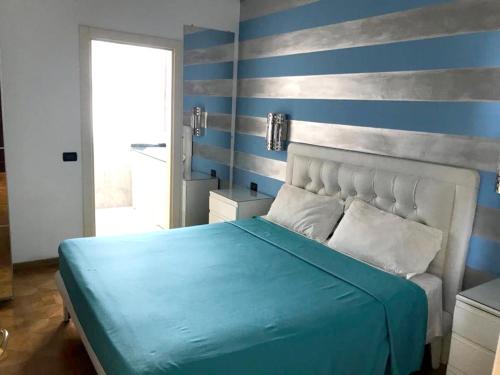 博卡奇卡One bedroom apartement with sea view jacuzzi and furnished terrace at Boca Chica的卧室设有蓝色灰色条纹墙
