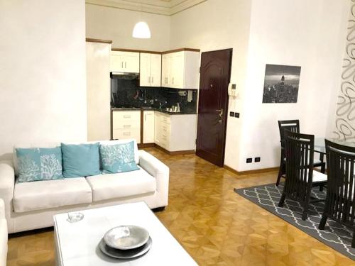 博卡奇卡One bedroom apartement with sea view jacuzzi and furnished terrace at Boca Chica的客厅配有白色的沙发和桌子