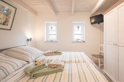 达格比尔De ole Schaapstall的一间卧室配有两张带毛巾的床