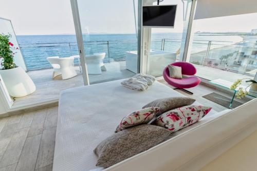 罗萨斯Hotel Maritim的海景客房 - 带一张床