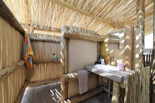 塞斯瑞姆Sossus Oasis Campsite的木质结构的浴室设有水槽