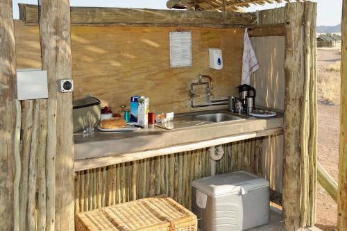 塞斯瑞姆Sossus Oasis Campsite的厨房配有水槽和台面