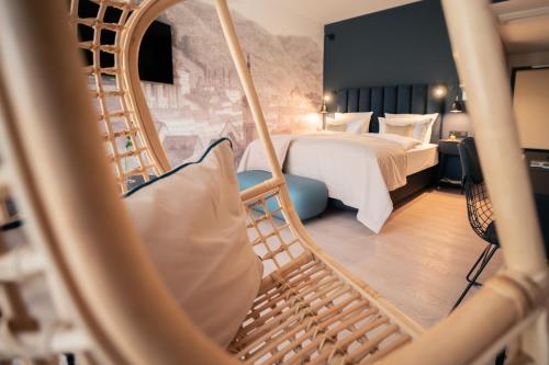 施托尔贝格哈尔茨Romantik Hotel FreiWerk的酒店客房配有一张床和秋千