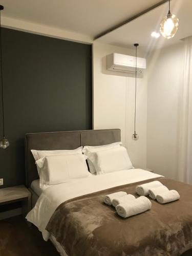 戈里察Guesthouse Sara & Esi的一间卧室配有一张大床和两条毛巾