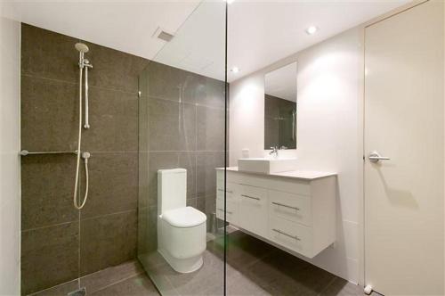 黄金海岸贝卡昂勒酒店的带淋浴、卫生间和盥洗盆的浴室