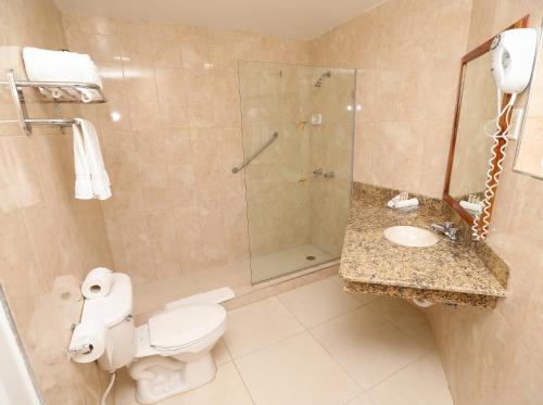 拉纳韦贝Decameron Club Caribbean Runaway Bay, Ramada All-Inclusive Resort的带淋浴、卫生间和盥洗盆的浴室