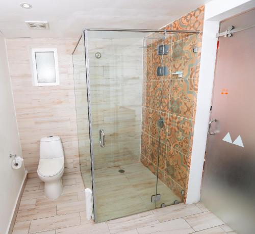 蒙特哥贝Grand Decameron Cornwall Beach, A Trademark All-Inclusive Resort的设有带卫生间的浴室内的淋浴间
