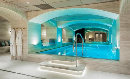 哥德堡世界酒店的蓝色天花板建筑中的游泳池